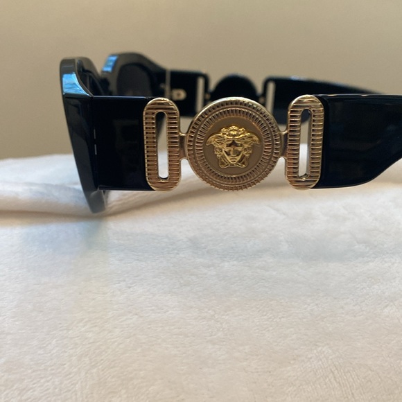 Versace Sunglasses Unisex black and gold - Picture 12 of 15